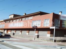 Business premises, 889 m², near bus and train