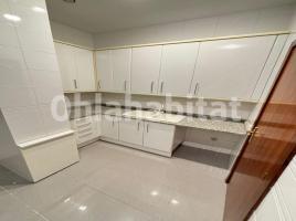 For rent flat, 97 m², near bus and train