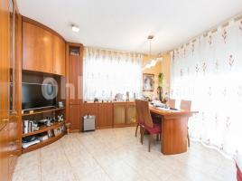 Casa (unifamiliar aislada), 234 m², cerca de bus y tren, seminuevo