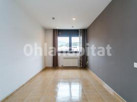 Flat, 79 m², near bus and train, almost new