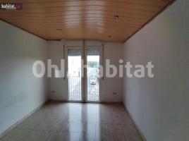 Flat, 78 m², near bus and train, almost new