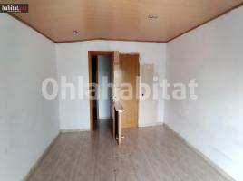 Flat, 78 m², near bus and train, almost new