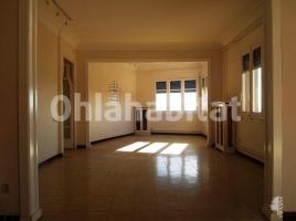 Piso, 220 m², cerca de bus y tren