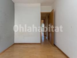 Flat, 93 m², near bus and train, almost new