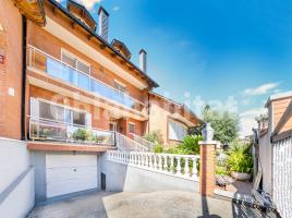 Houses (terraced house), 250 m², near bus and train