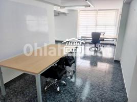 Oficina, 105 m², cerca de bus y tren