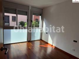 Flat, 112 m², near bus and train, almost new