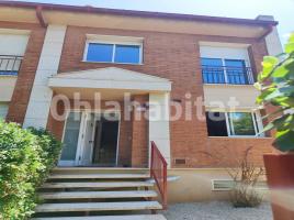 Houses (terraced house), 262 m², near bus and train