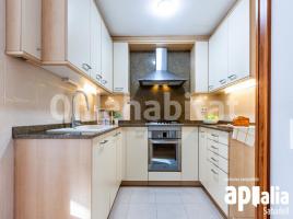 Piso, 94 m², cerca de bus y tren, seminuevo