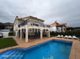 For rent Houses (villa / tower), 228 m², near bus and train