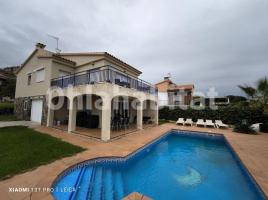 For rent Houses (villa / tower), 228 m², near bus and train