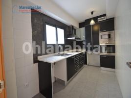 Flat, 72 m², near bus and train, almost new