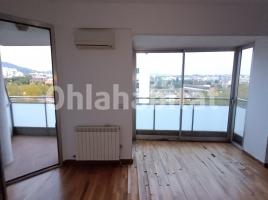 Flat, 90 m², near bus and train, almost new