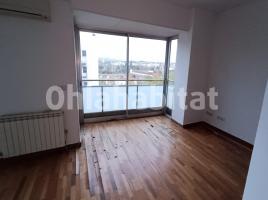 Flat, 90 m², near bus and train, almost new