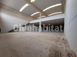 For rent industrial, 1250 m², esquina calle Copérnico