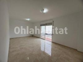 Flat, 97 m², near bus and train, almost new