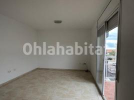 Flat, 97 m², near bus and train, almost new