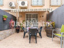 Houses (terraced house), 99 m², near bus and train