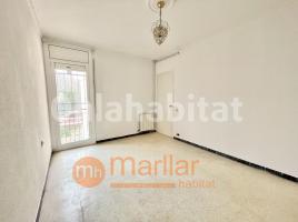 Pis, 90 m², prop de bus i tren, Calle de Monturiol