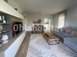 For rent flat, 100 m², near bus and train, almost new