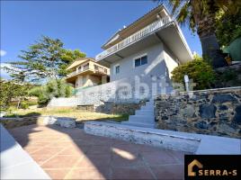 Houses (villa / tower), 260 m², near bus and train