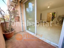 Piso, 90 m², cerca de bus y tren, Calle de Monturiol