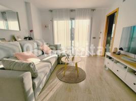 Piso, 82 m², cerca de bus y tren, seminuevo