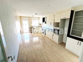 Dúplex, 198 m², cerca de bus y tren, seminuevo