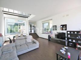 Casa (unifamiliar aislada), 572 m², cerca de bus y tren, seminuevo