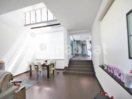 Casa (unifamiliar aislada), 572 m², cerca de bus y tren, seminuevo