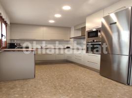 Casa (unifamiliar adosada), 194 m², cerca de bus y tren, Calle de la Cerdanya