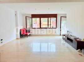 Flat, 149 m², near bus and train, almost new, Calle de les Roses