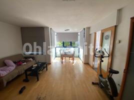 Flat, 81 m², near bus and train, almost new