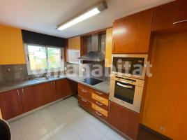 Louer pis, 97 m², près de bus et de train, presque neuf