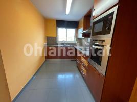 Louer pis, 97 m², près de bus et de train, presque neuf