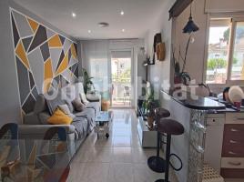 Flat, 85 m², near bus and train, almost new