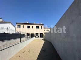 Casa (unifamiliar adossada), 140 m², prop de bus i tren, nou
