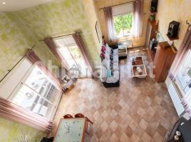 Casa (unifamiliar aislada), 306 m², cerca de bus y tren, seminuevo
