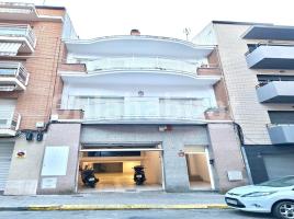 Houses (detached house), 608 m², near bus and train