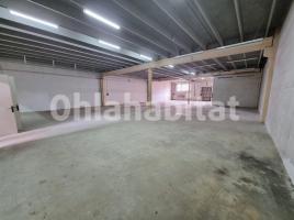 Louer , 997 m²