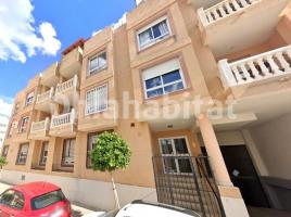 Flat, 96 m², near bus and train, almost new