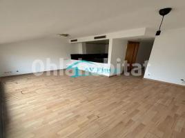 Dúplex, 112 m², cerca de bus y tren, seminuevo