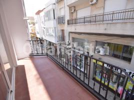 Pis, 77 m², près de bus et de train