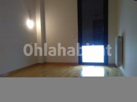 Piso, 96 m², cerca de bus y tren, seminuevo
