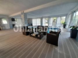  (unifamiliar aïllada), 329 m², près de bus et de train, presque neuf