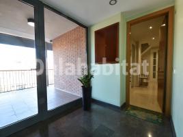Dúplex, 152 m², cerca de bus y tren, seminuevo