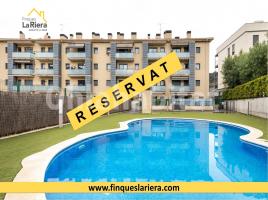 Flat, 64 m², near bus and train, almost new