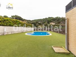 Flat, 64 m², near bus and train, almost new