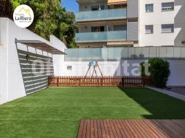 Flat, 82 m², near bus and train, almost new