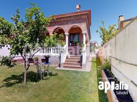 Houses (detached house), 315 m², near bus and train, almost new
